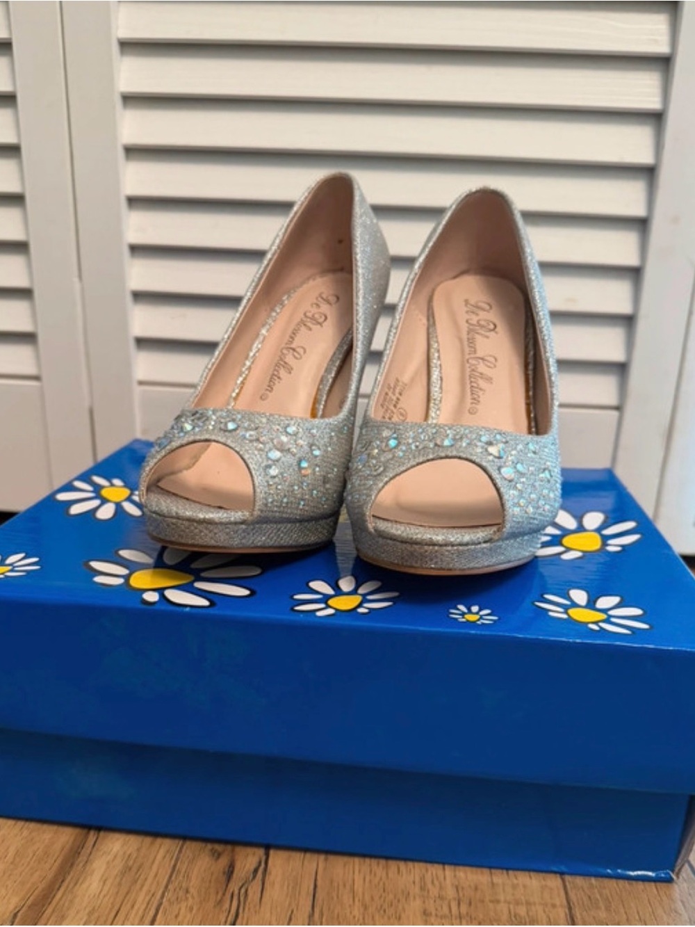De Blossom Collection Silver Rhinestone Peep Toe Platform Pump Heels Size 6